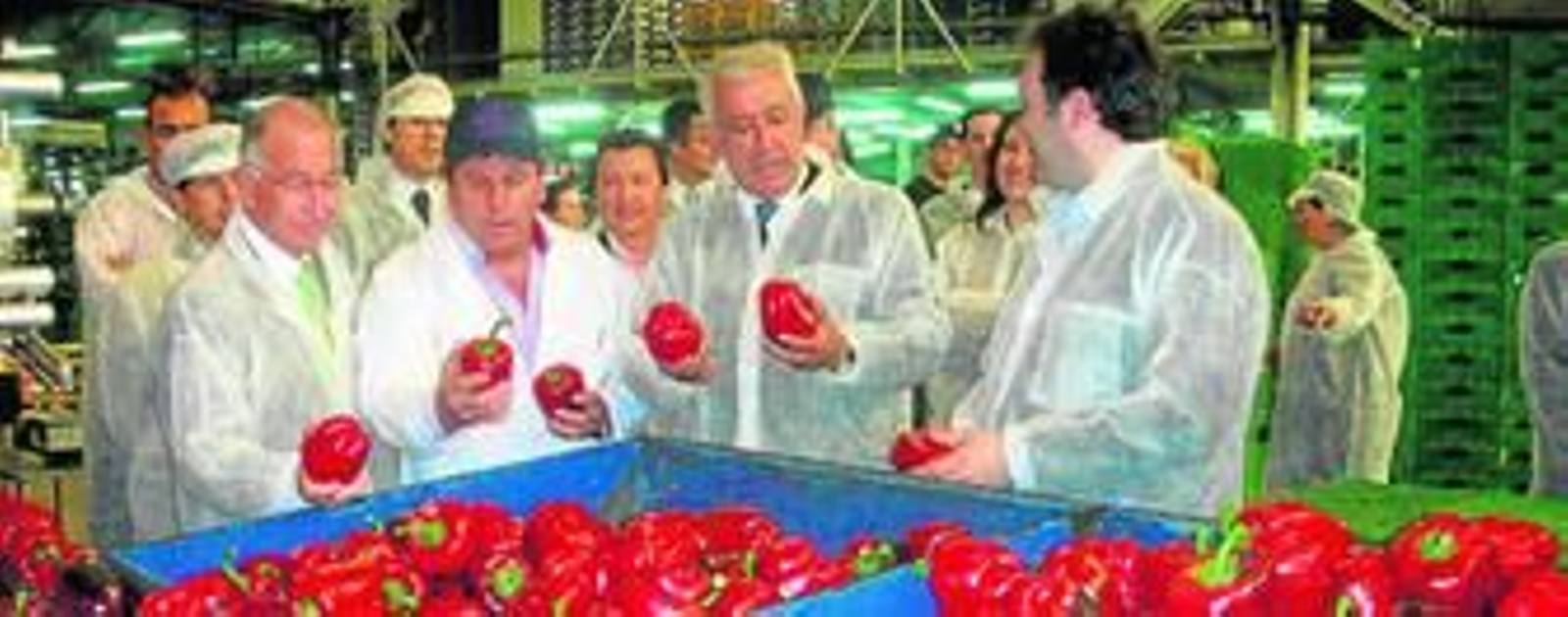 Javier Arenas junto al alcalde de Roquetas, Gabriel Amat, en la cooperativa Vicasol.