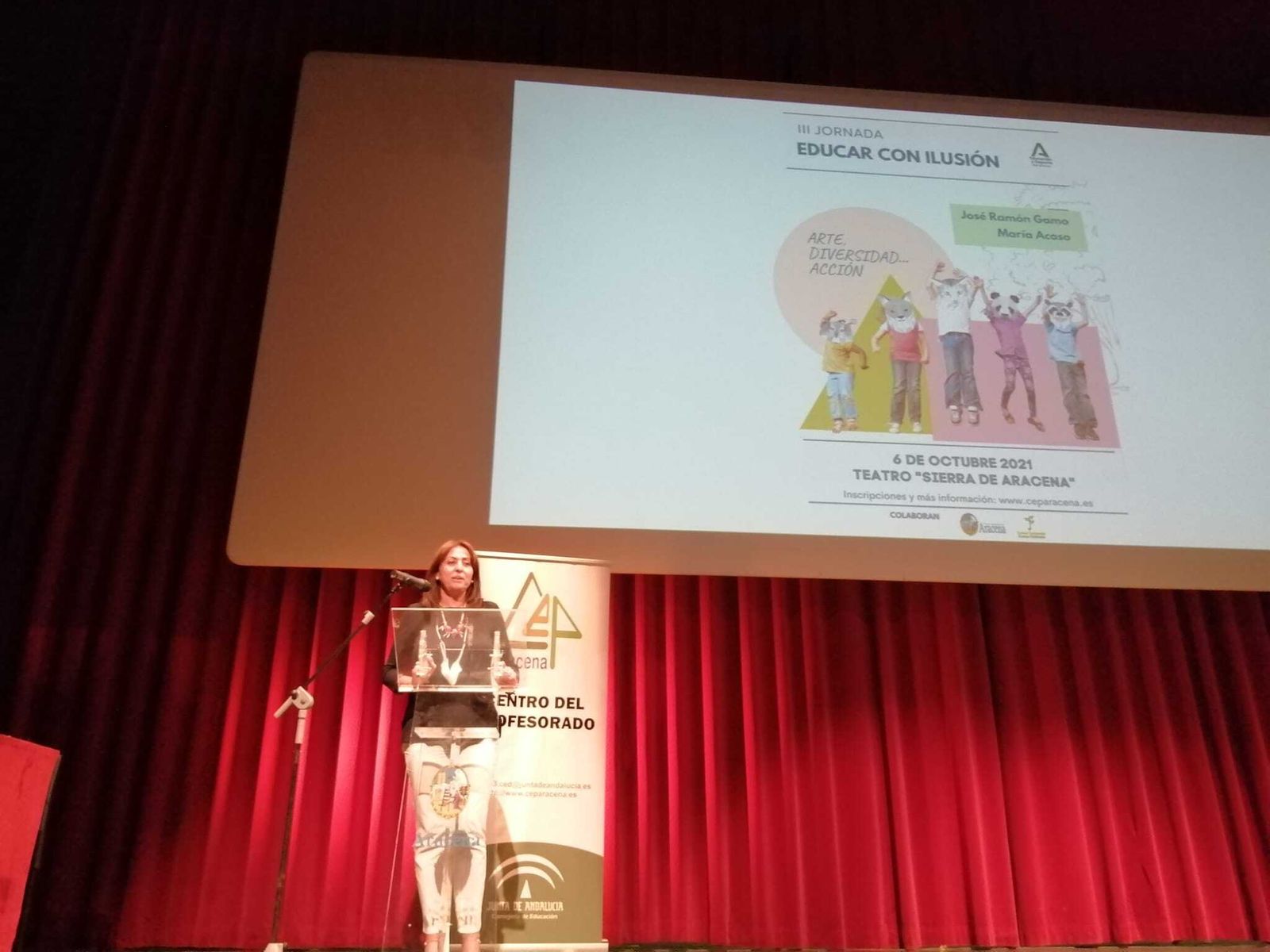 La delegada territorial de Educación en la jornada.