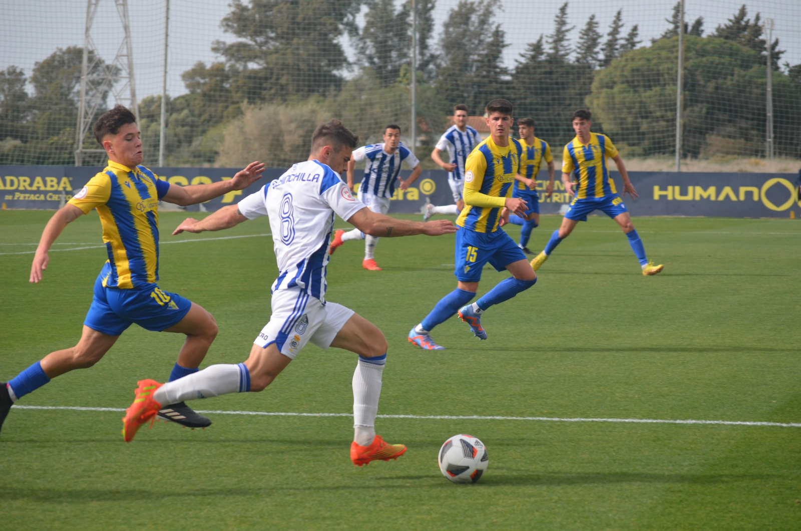 Sergio Chinchilla controla el balón por la banda.
