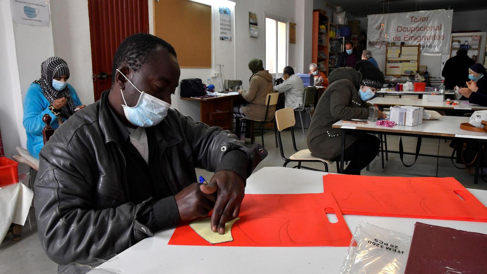 Hombres y mujeres de diferentes nacionalidades se unen en estas actividades.