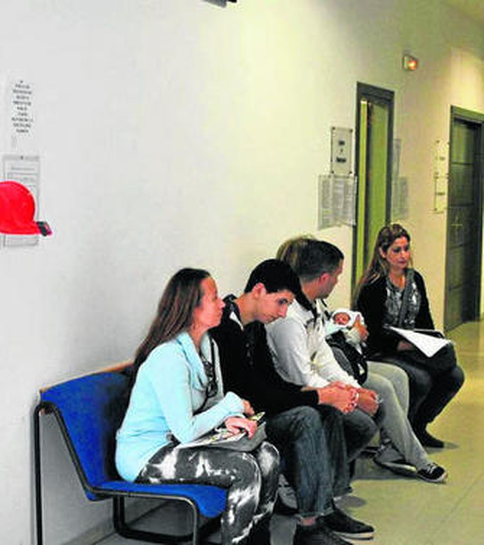 Varias personas esperan en la oficina del padrón de Torremolinos.