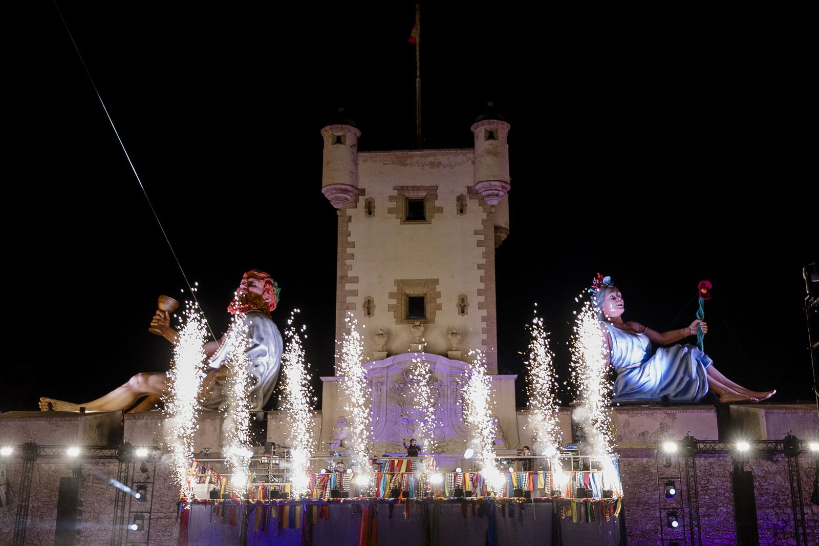 Las imágenes del espectáculo final del Carnaval de Cádiz 2026, con la quema de la Bruja Piti