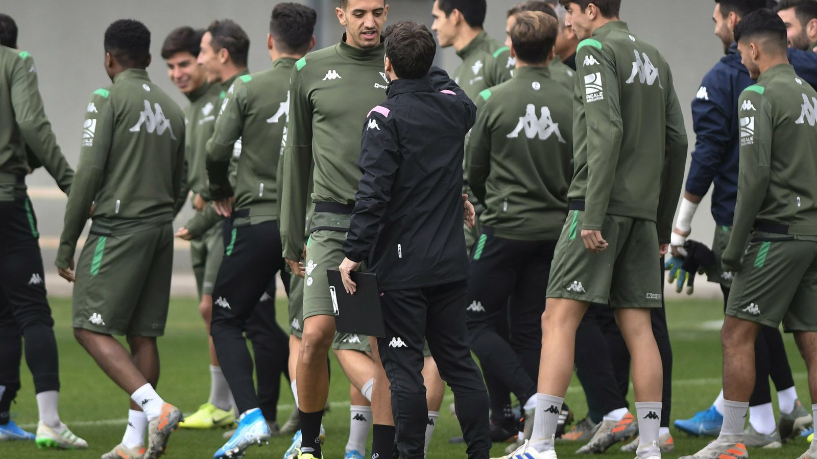 Rubi dialoga con Feddal, tras regresar de la selección.