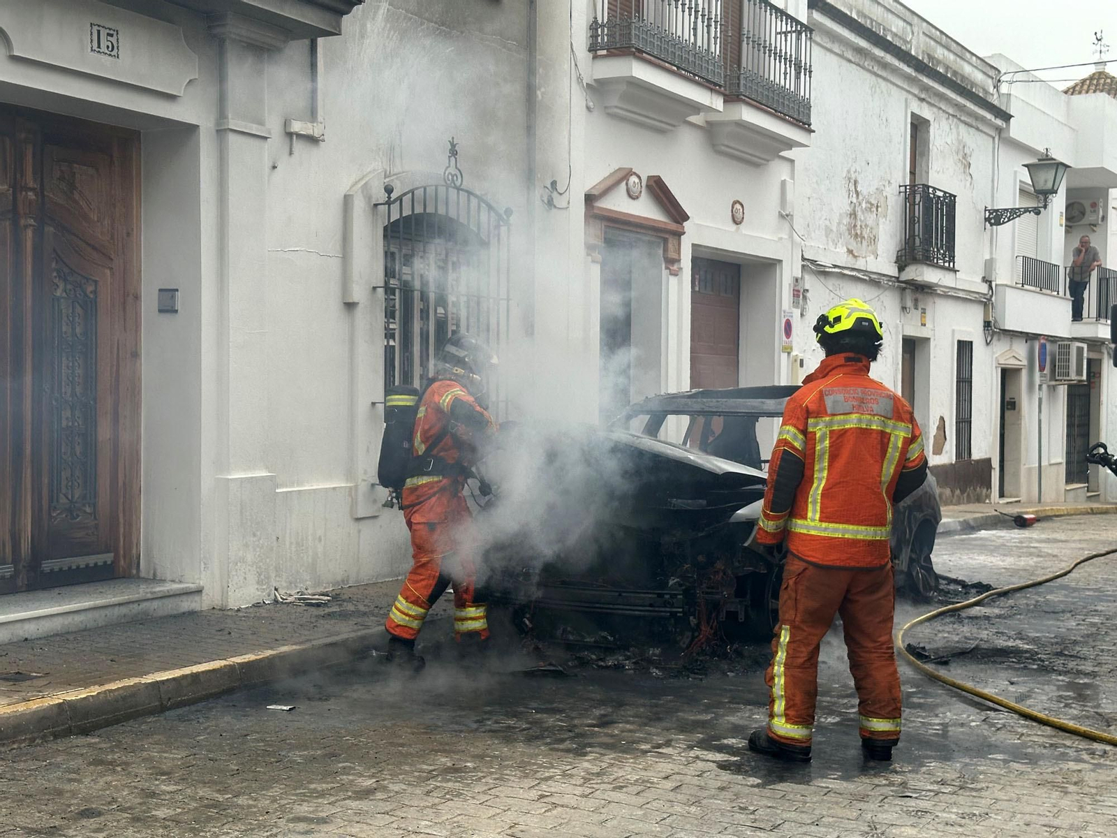 Alarma vecinal en Cartaya por el incendio de un coche: así han sofocado las llamas Policía Local, Guardia Civil y Bomberos