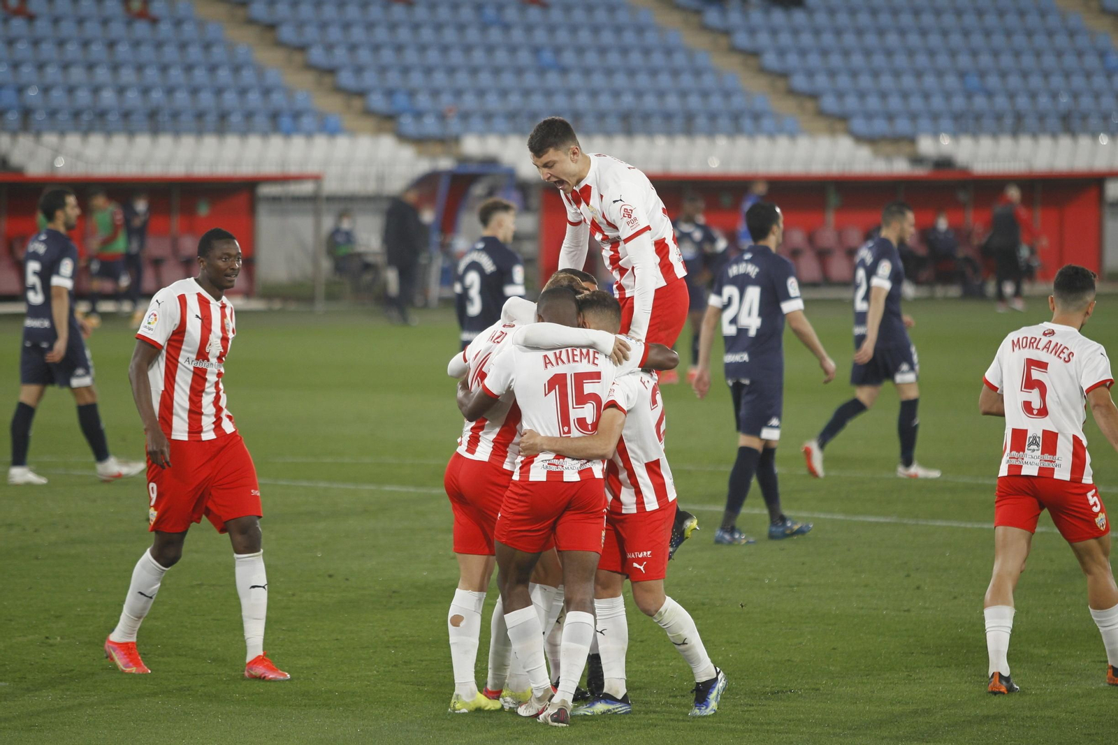 Cuenca se sube en la piña formada para festejar uno de los goles ante el Lugo