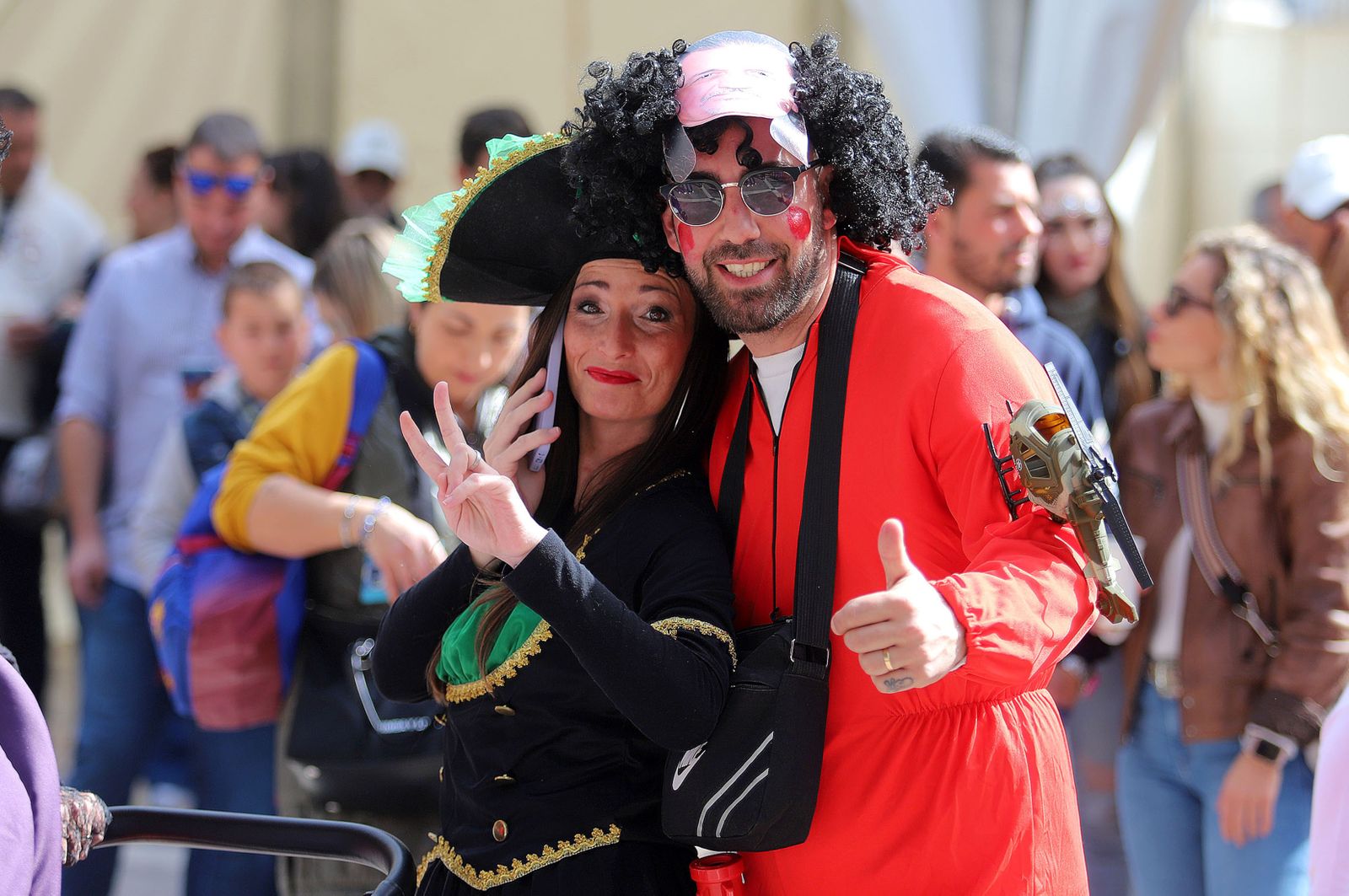 Imágenes del ambiente en la mañana de carnaval en Huelva