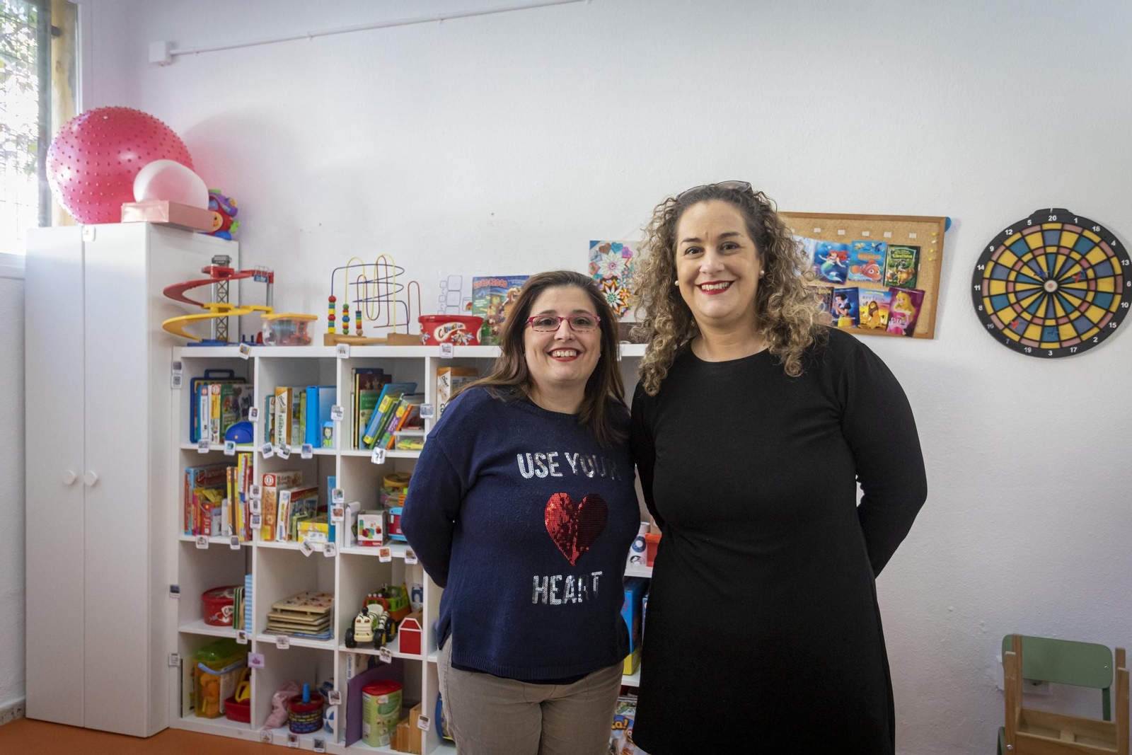 Inmaculada Vázquez (derecha) y Esther García en un aula de Autismo Cádiz en su sede de la capital gaditana.