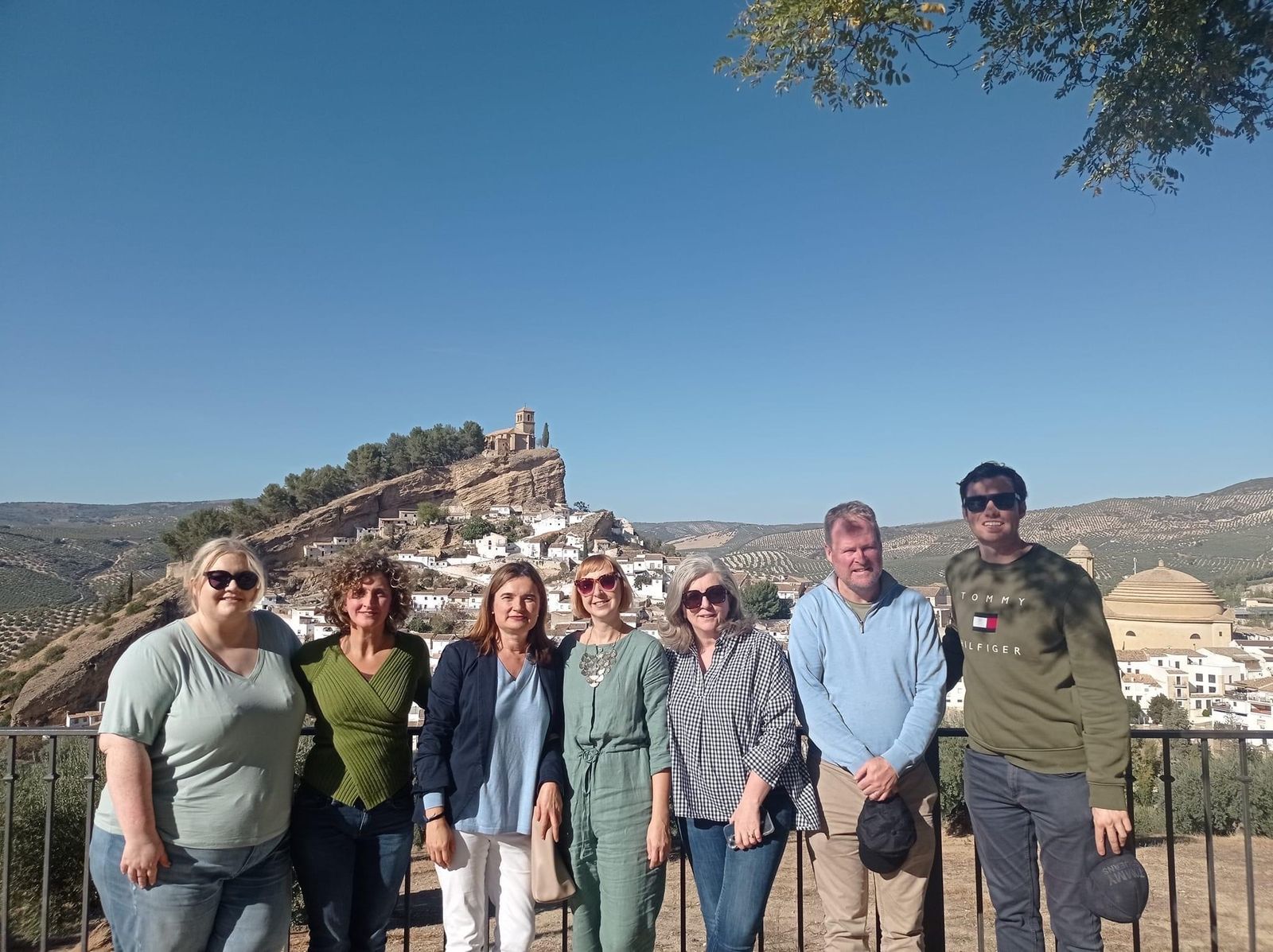 Un grupo de periodistas irlandeses visita Montefrío para conocer sus famosas vistas