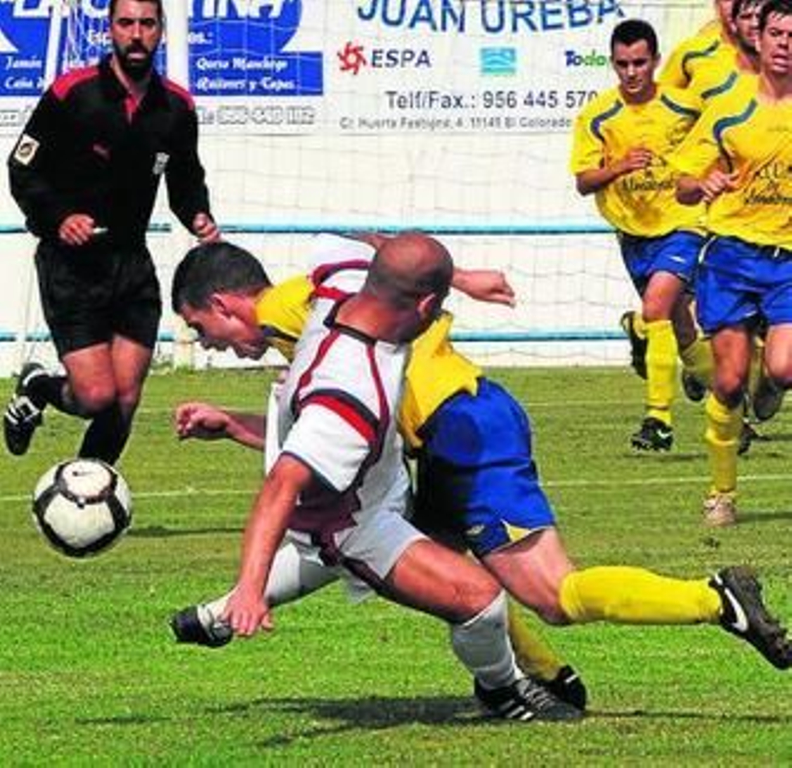 Juanlu, a punto de caer en la imagen, anotó el gol del Conil.