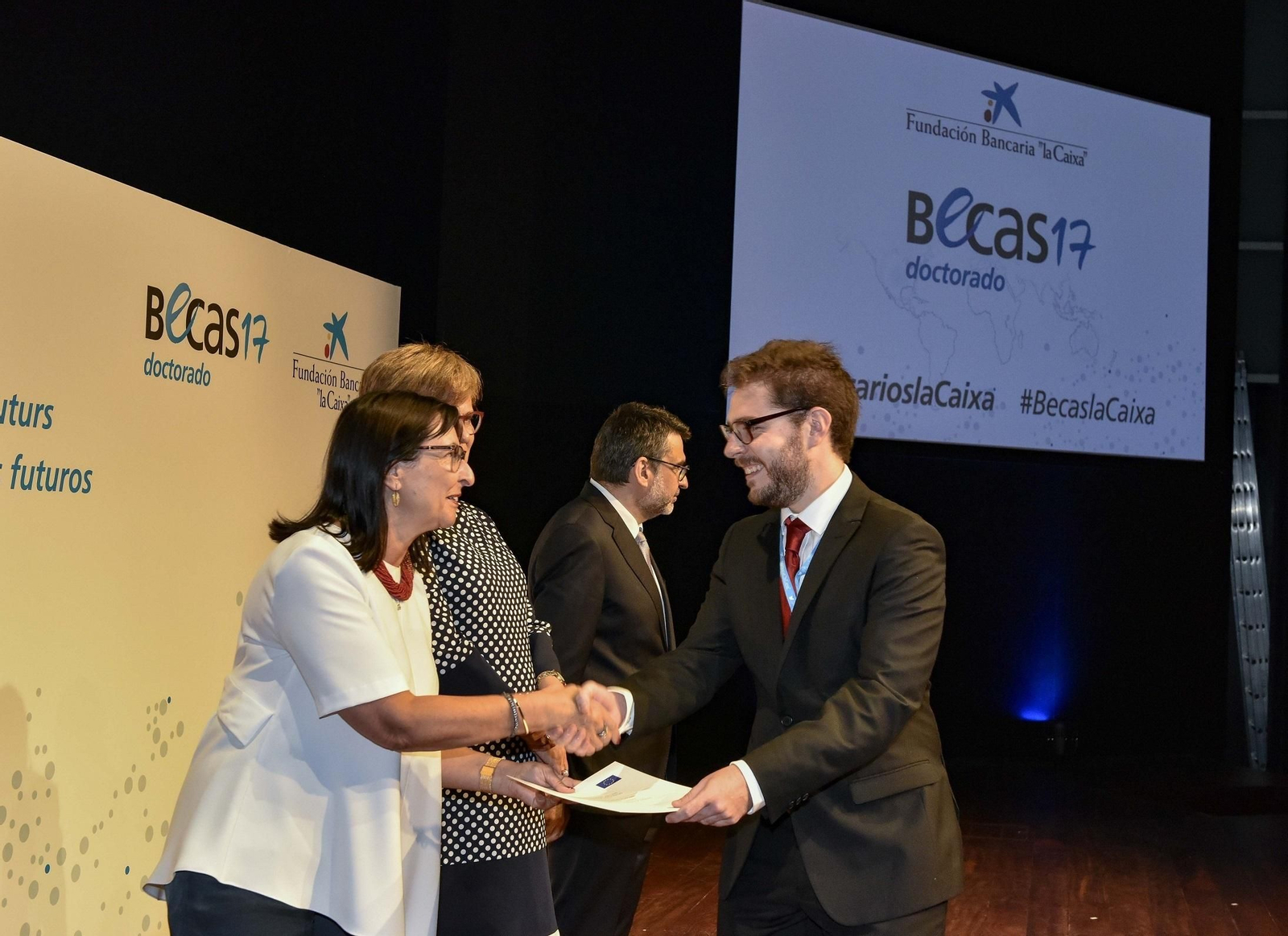 Rafael Luque recibe la beca.