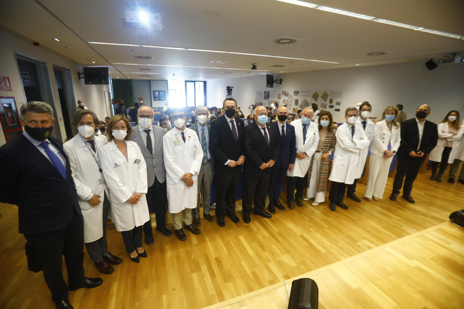 Representantes institucionales e investigadores en la presentación del estudio.