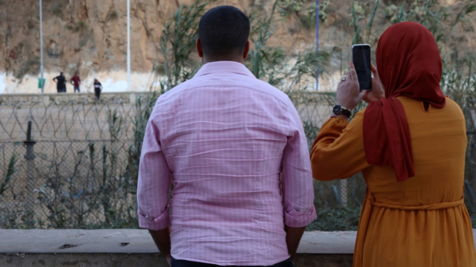 Familiares separados por un centenar de metros se saludan en la frontera norteña entre Marruecos y Argelia, cerrada desde hace 30 años.