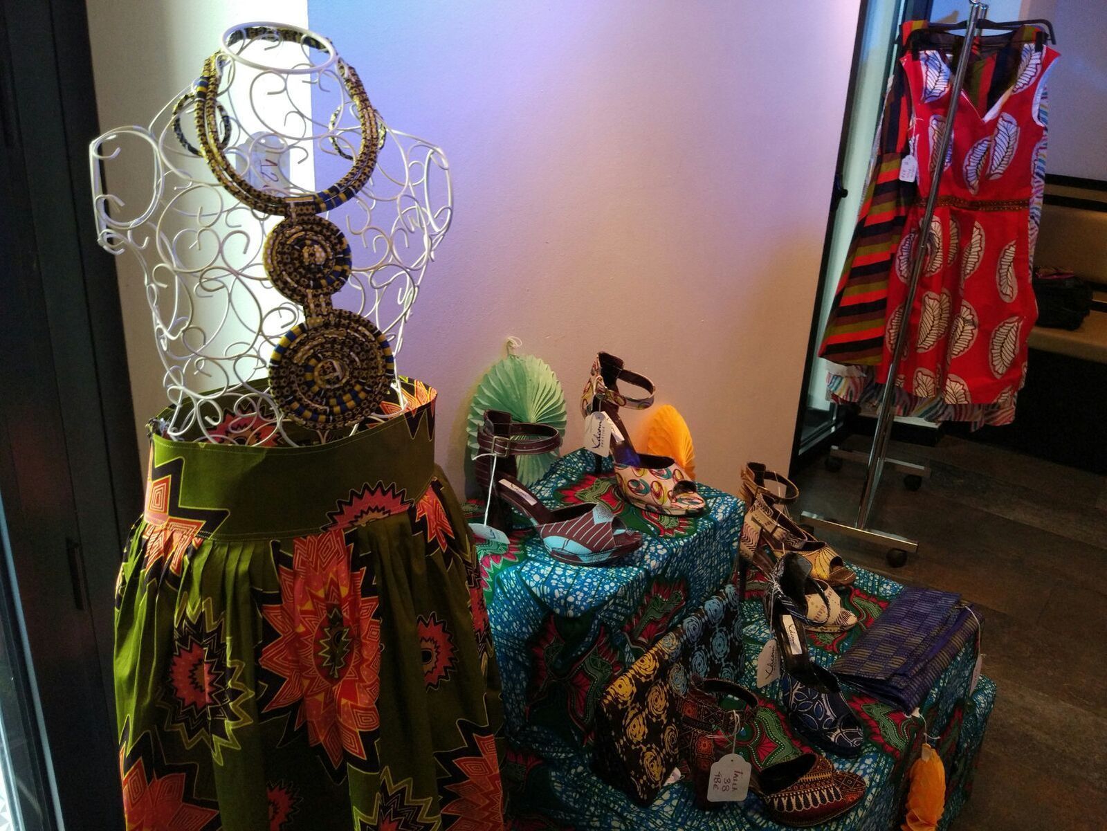 1. Georgette Chimali Cobano y Saliou Coumba Ndiaye posan en el 'showroom' de presentación de la firma. 2, 3 y 4. Faldas, zapatos de tacón, sandalias, vestidos, collares, pulseras, pendientes, bolsos y telas forman parte de su primera colección.