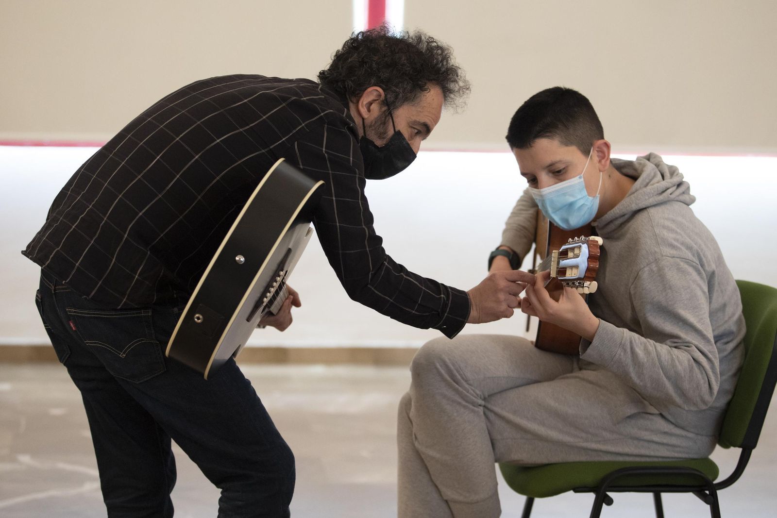 Fotos: Popi y Quini Almendros enseñan música a los jóvenes de la Asociación Homo Sapiens