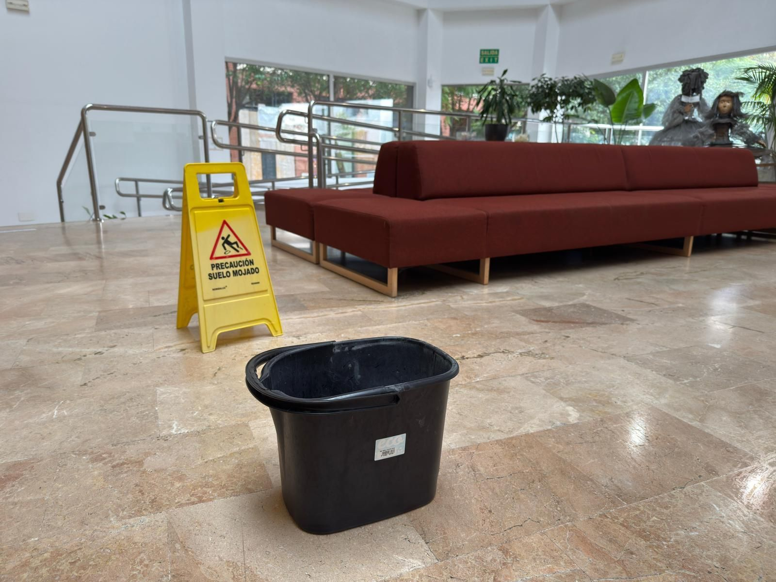 Goteras en el recibidor del centro documental José Luis Cano por el paso de la borrasca 'Claudia'.