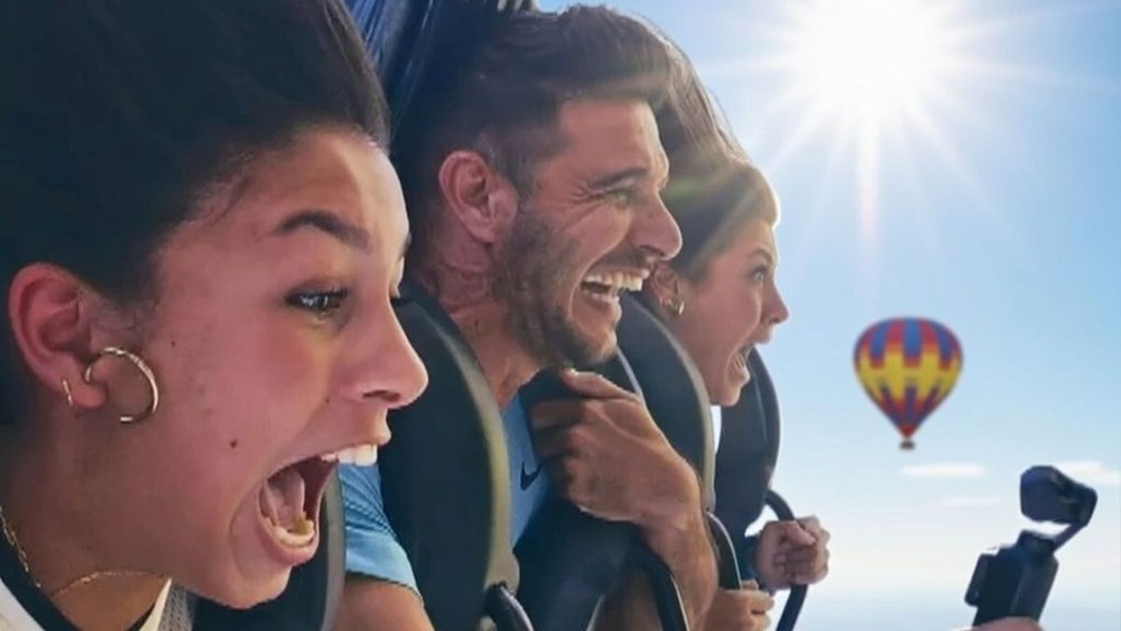 Joaquín y sus hijas en una montaña rusa japonesa