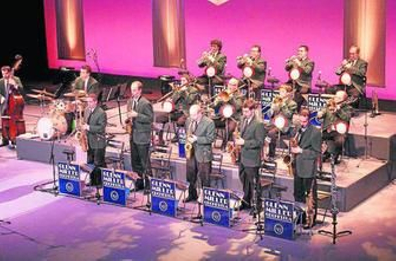 La Orquesta de Glenn Miller actúa esta noche en el Gran Teatro.