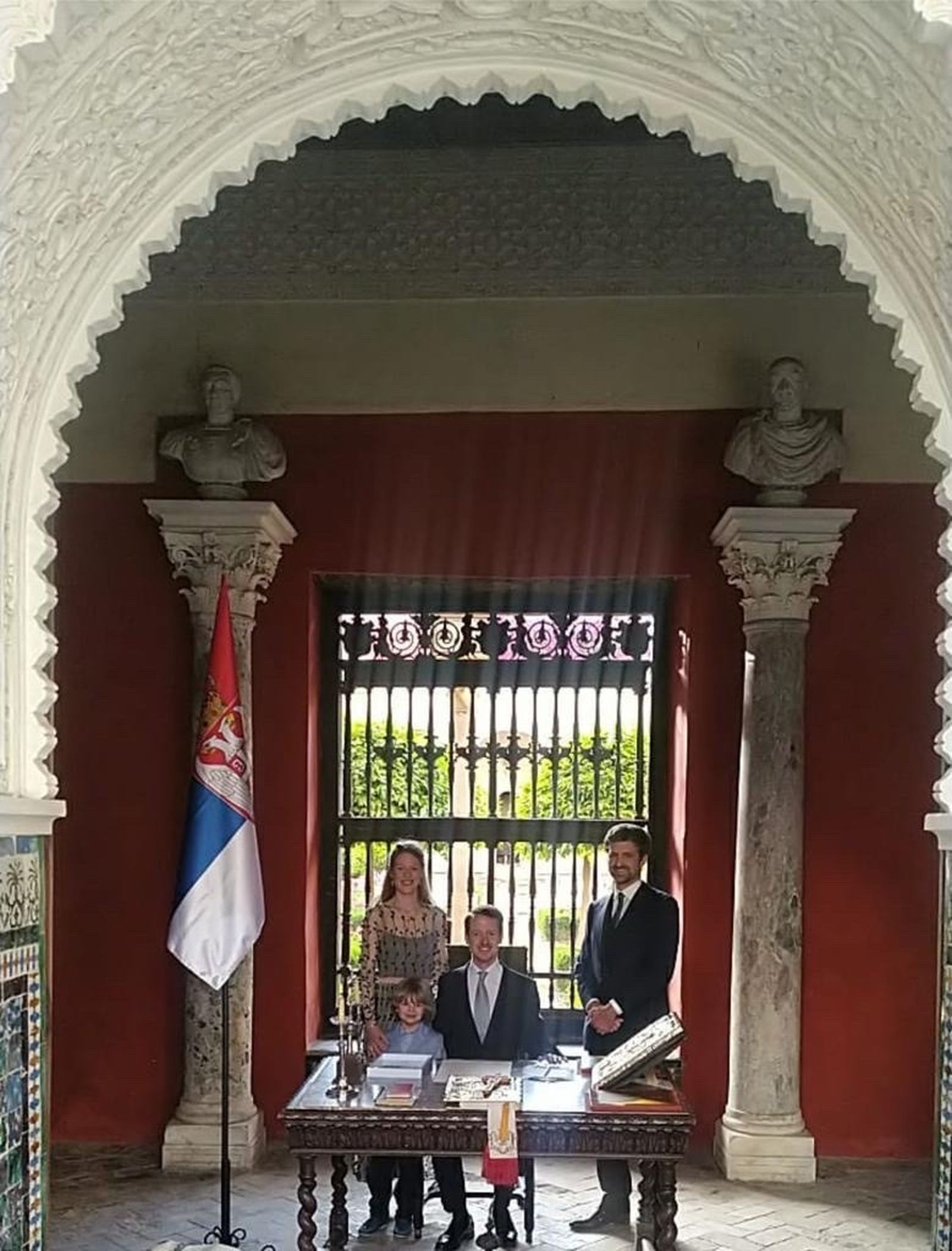 El príncipe Felipe con su mujer Dana, su hijo Estefan y su hermano Peter, en la Casa de PIlatos.