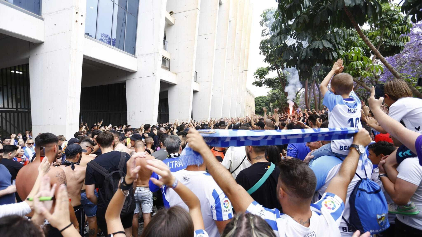 Las fotos del recibimiento de la afición antes del Málaga CF-Burgos Las fotos del recibimiento de la afición antes del Málaga CF-Burgos