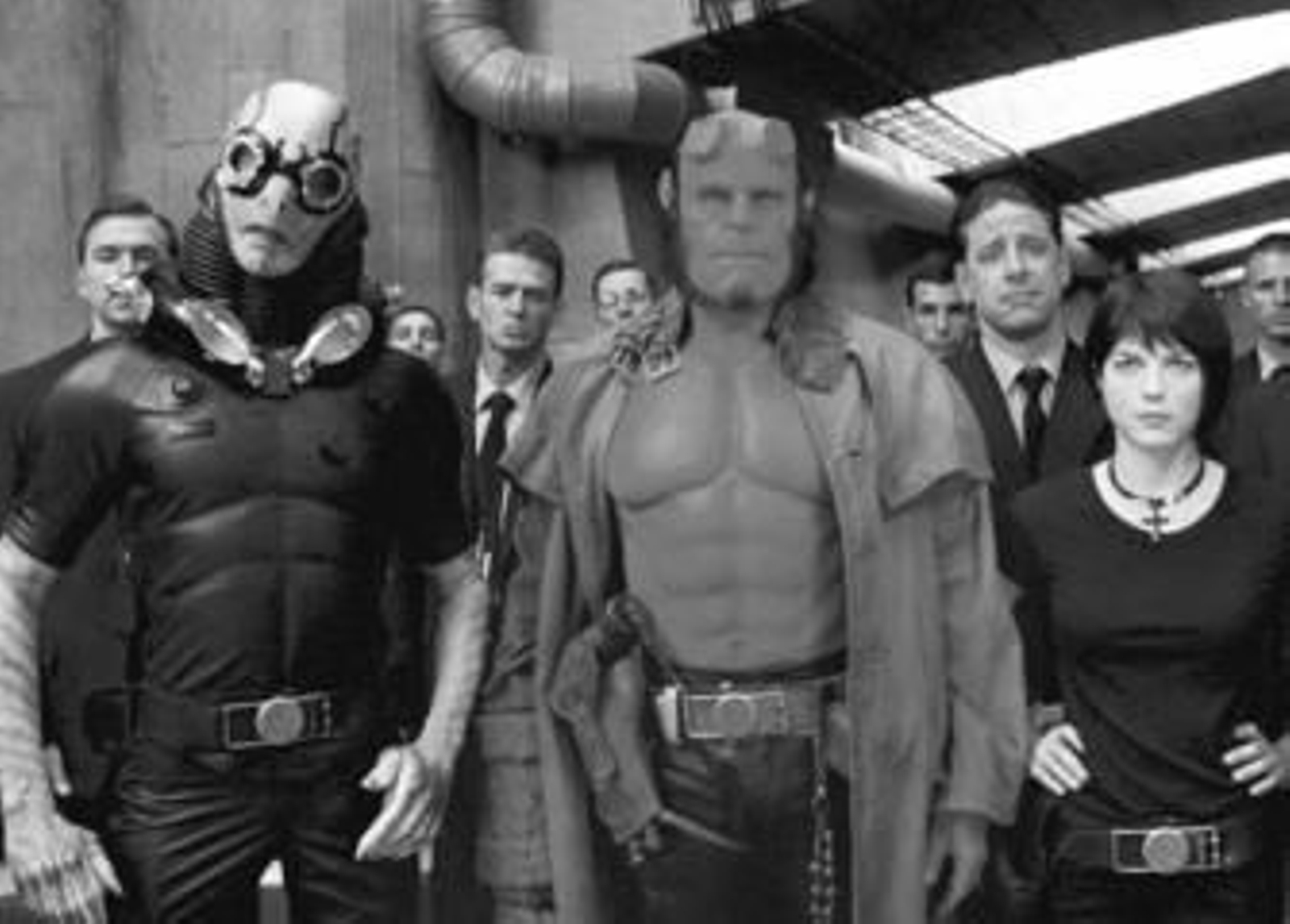 De izquierda a derecha, el acuático Abe Sapien, Hellboy y su incendiaria novia Liz.