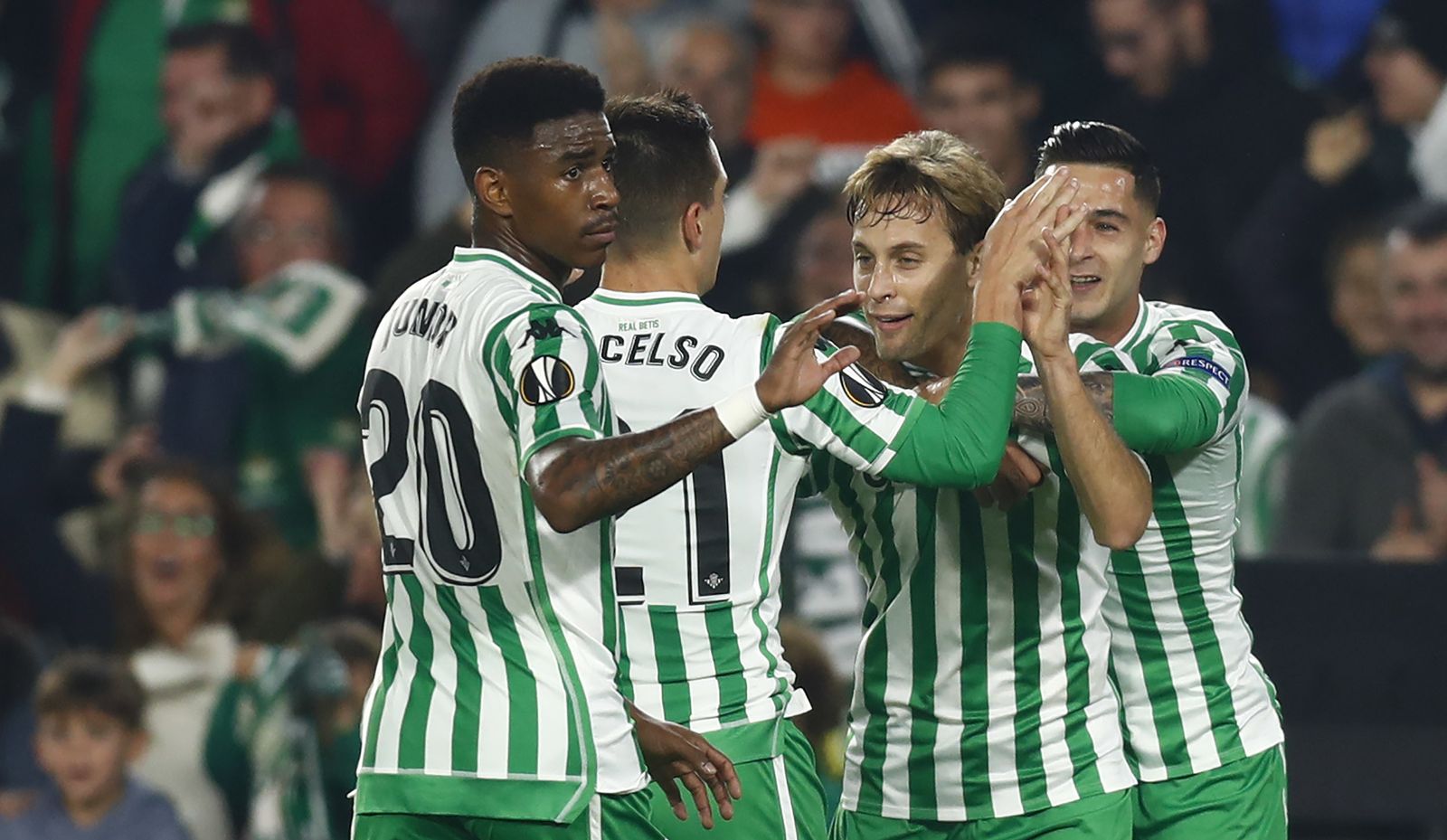 Los jugadores celebran el gol de Sergio Canales