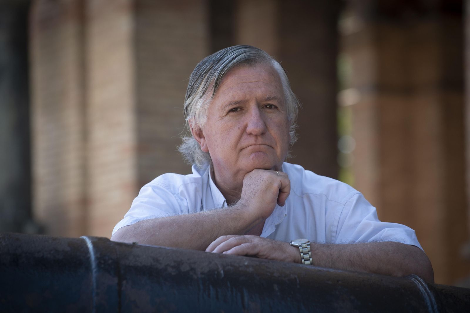 Carlos Molina apoyado en uno de los cañones de la Capitanía General.