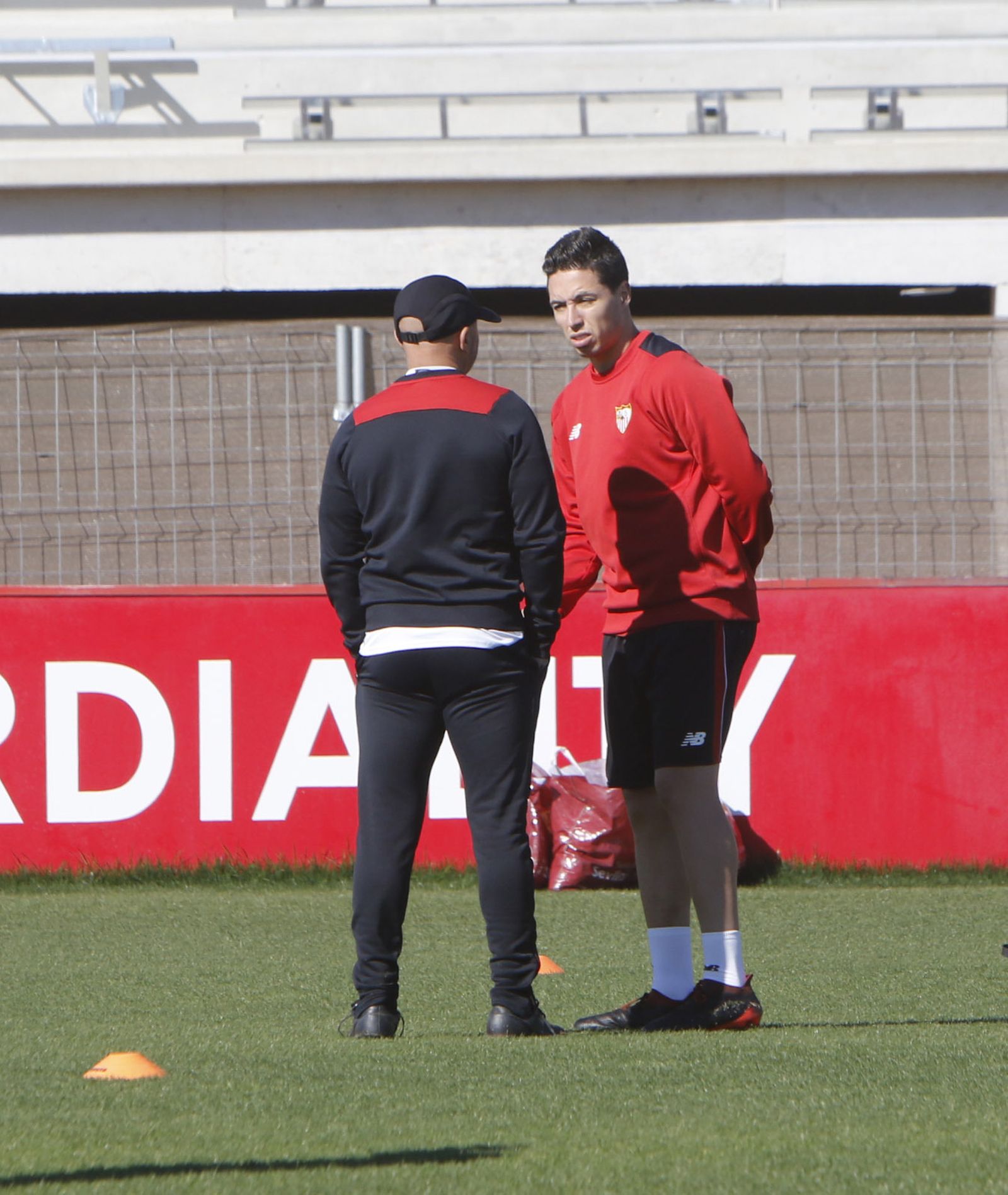 Jorge Sampaoli dialoga con Samir Nasri, a quien recupera para el tramo decisivo del campeonato.