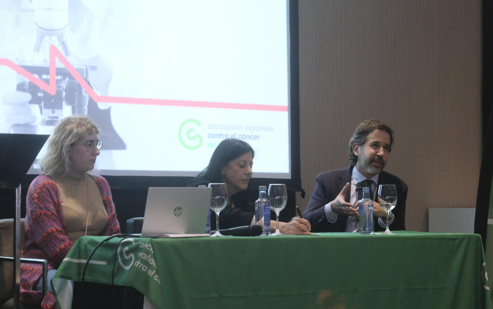 La entrega de diplomas a los proyectos de investigación subvencionados por la AECC, en imágenes