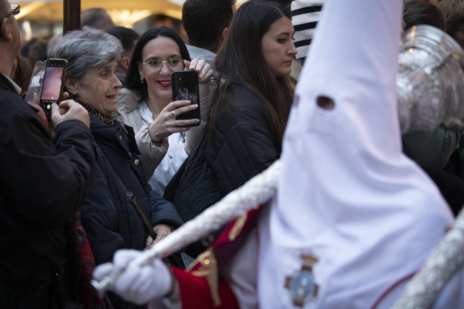 La Aurora alumbra el Jueves Santo de Granada