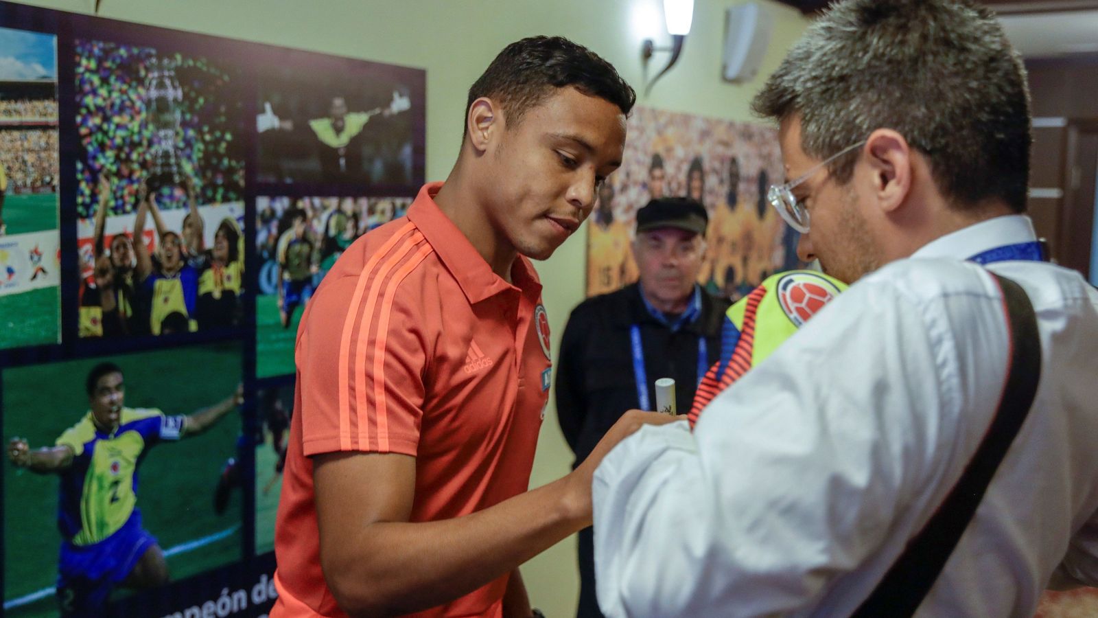 Muriel firma autógrafos en la concentración de Colombia.