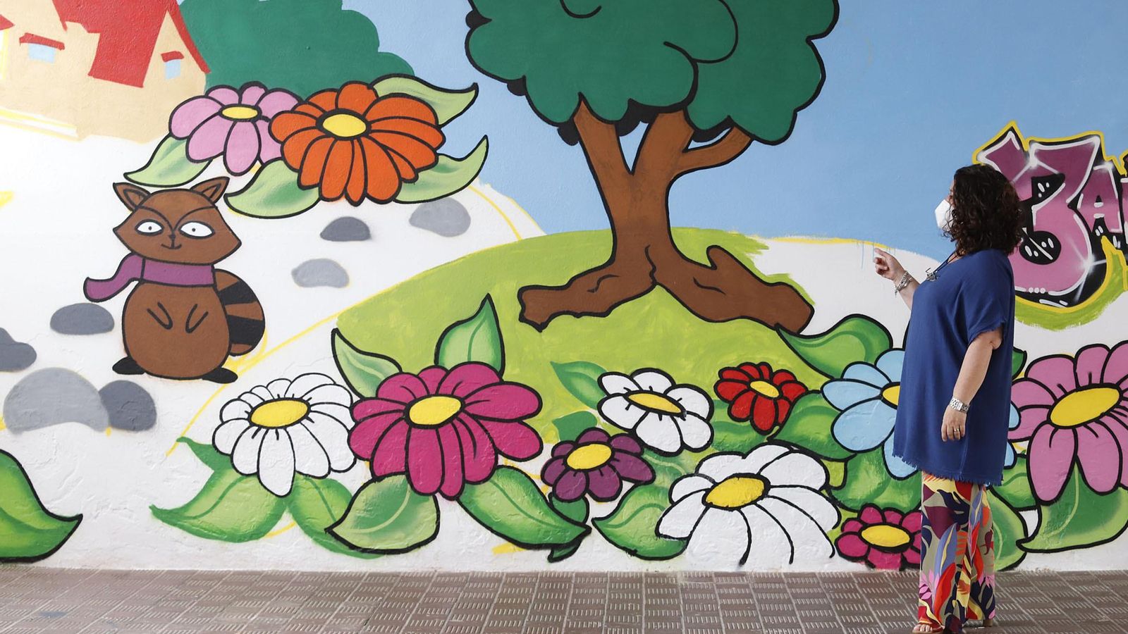 La directora del CEIP Tartessos, Carmen Borrero, ante uno de los murales. La directora del CEIP Tartessos, Carmen Borrero, ante uno de los murales.