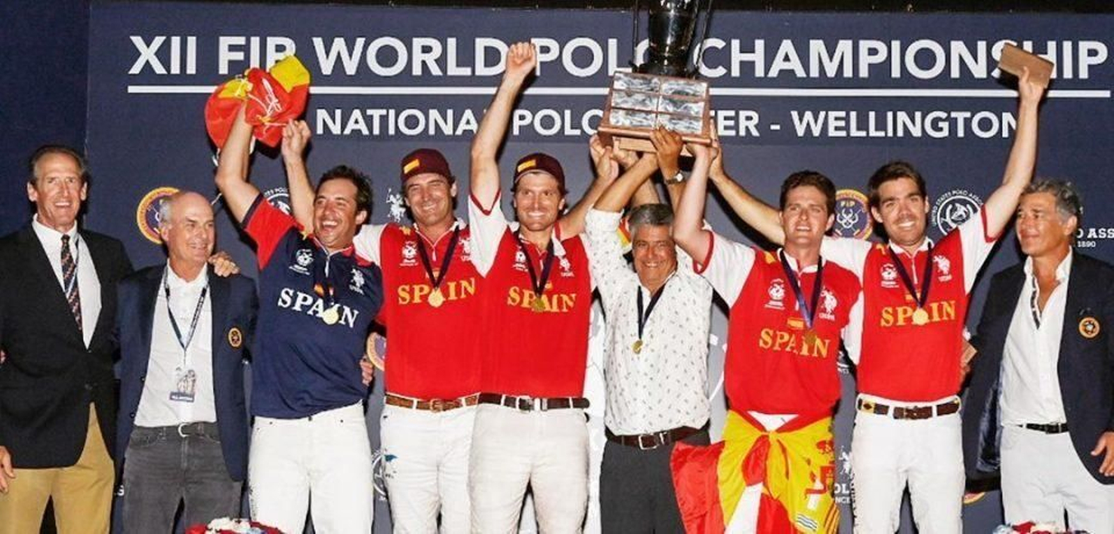 La delegación española celebra el histórico título mundial en polo.