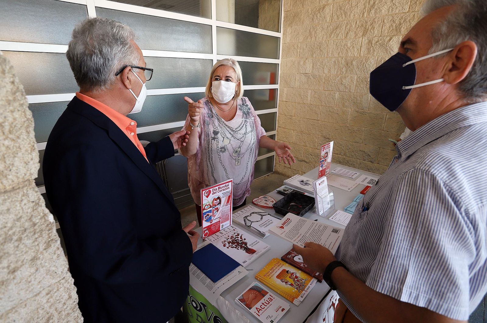 La delegada de Salud en la mesa informativa de Ancco.