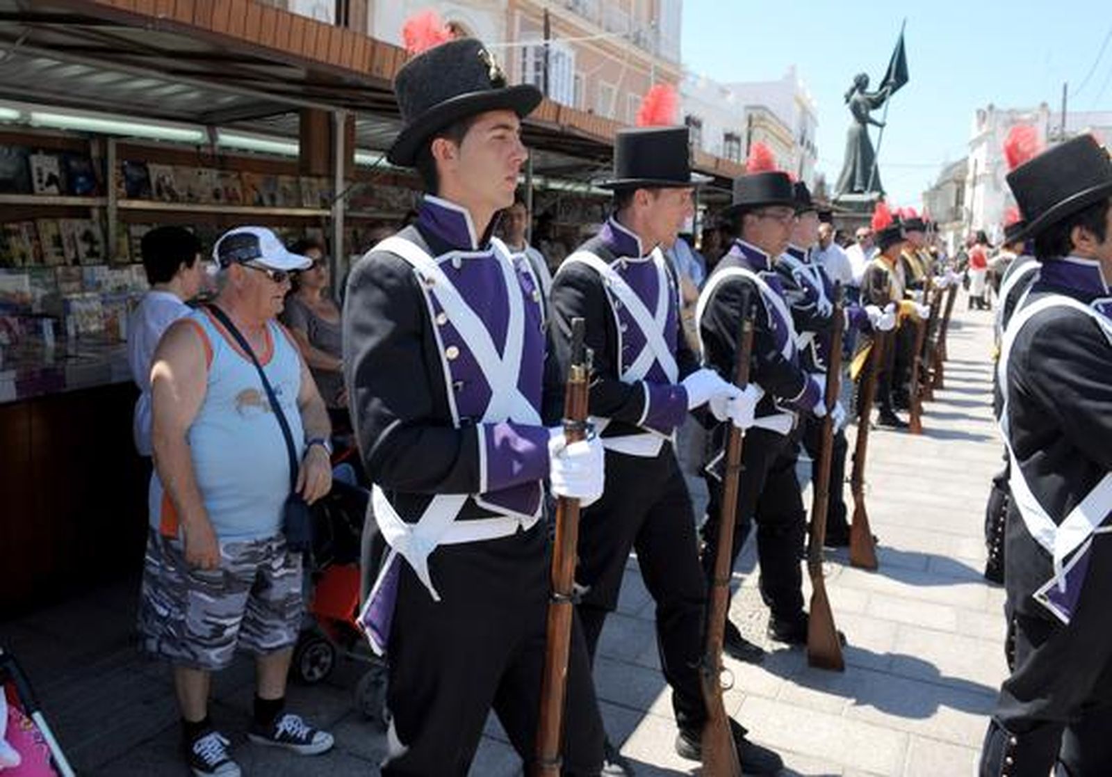 Unas 200 personas participan en el desfile de presentación del pendón de Fernando VII, recuperado para el Diez, ataviados con uniformes históricos.

Foto: Elias Pimentel