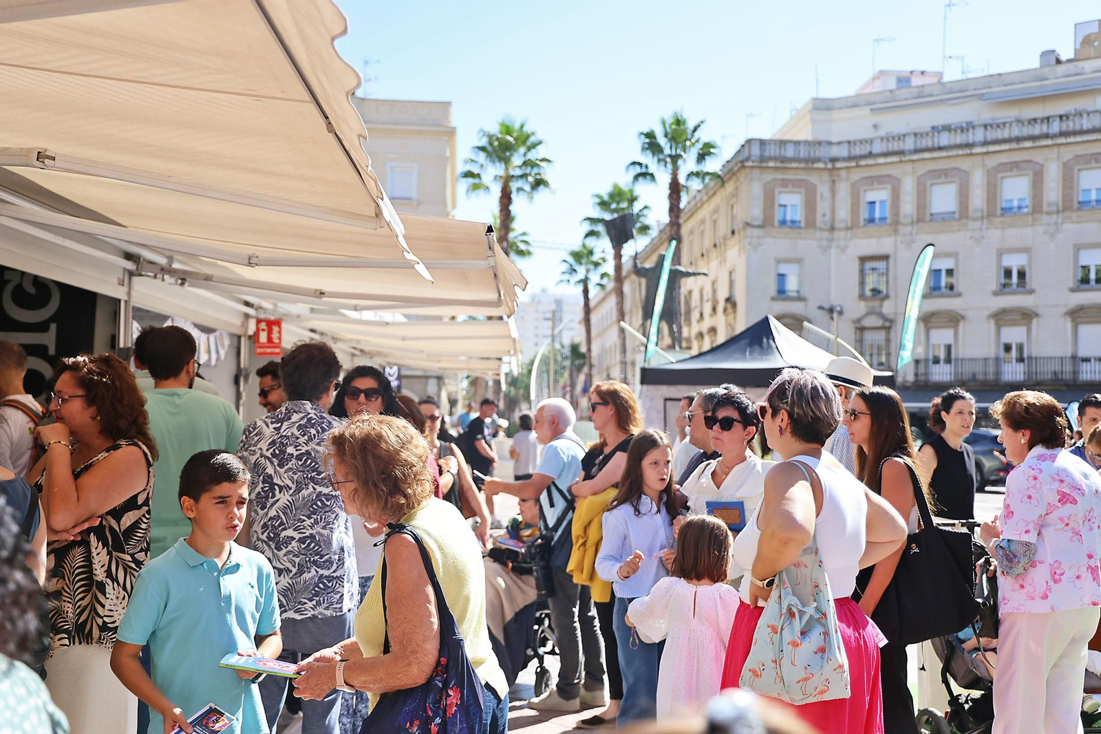 Imágenes del ambiente en la Feria del Libro de Huelva