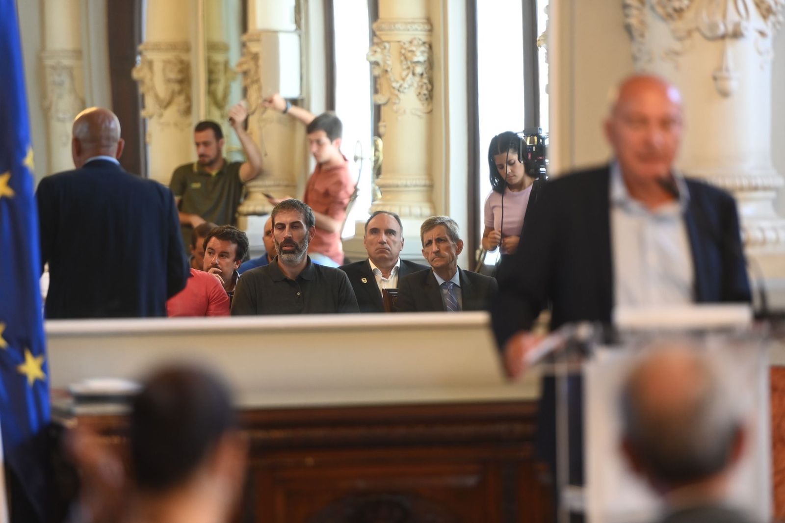 José Manuel Domínguez, a la derecha, escucha a López Nieto.