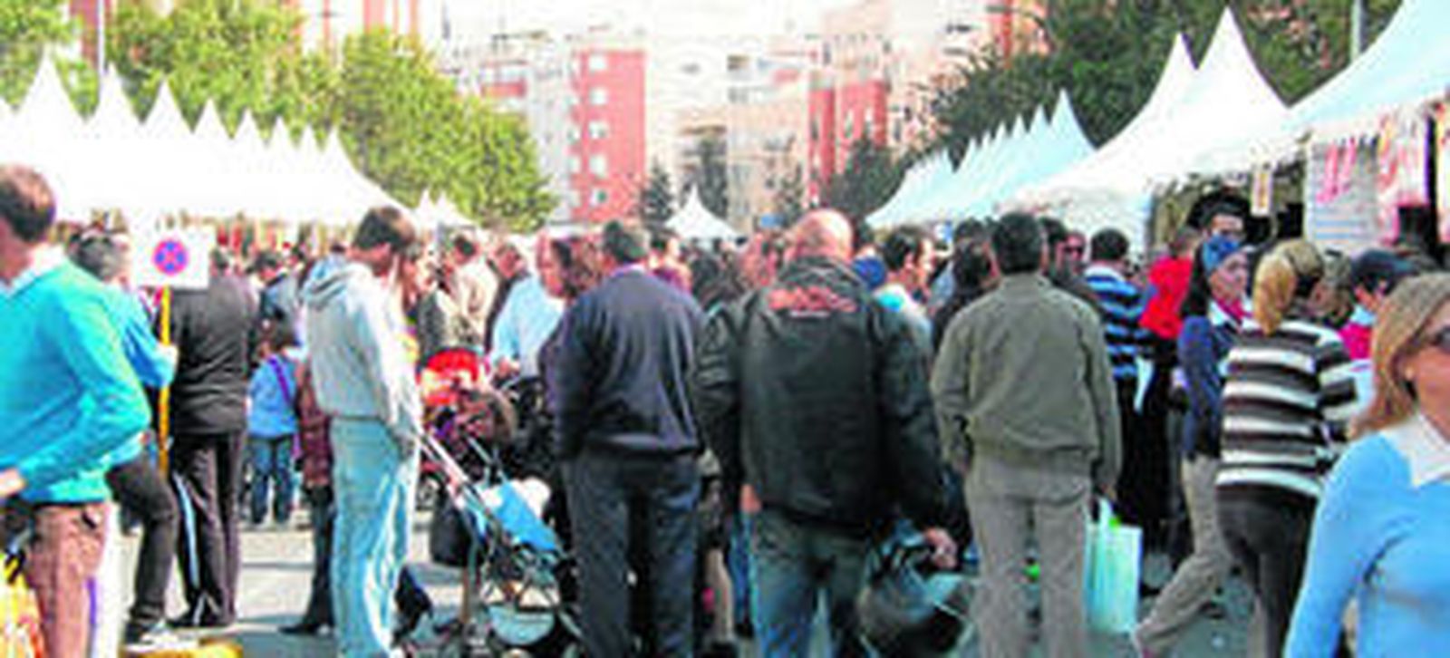 Visitantes en los expositores que se instalaron en la edición de verano del mercado de saldos y oportunidades.