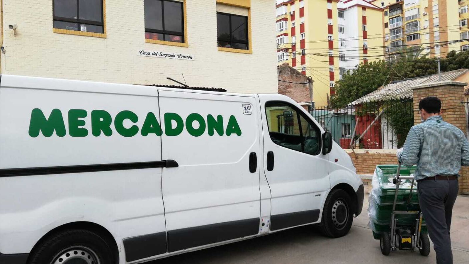 Entrega de una donación de Mercadona al comedor de la Casa del Sagrado Corazón (Cottolengo).
