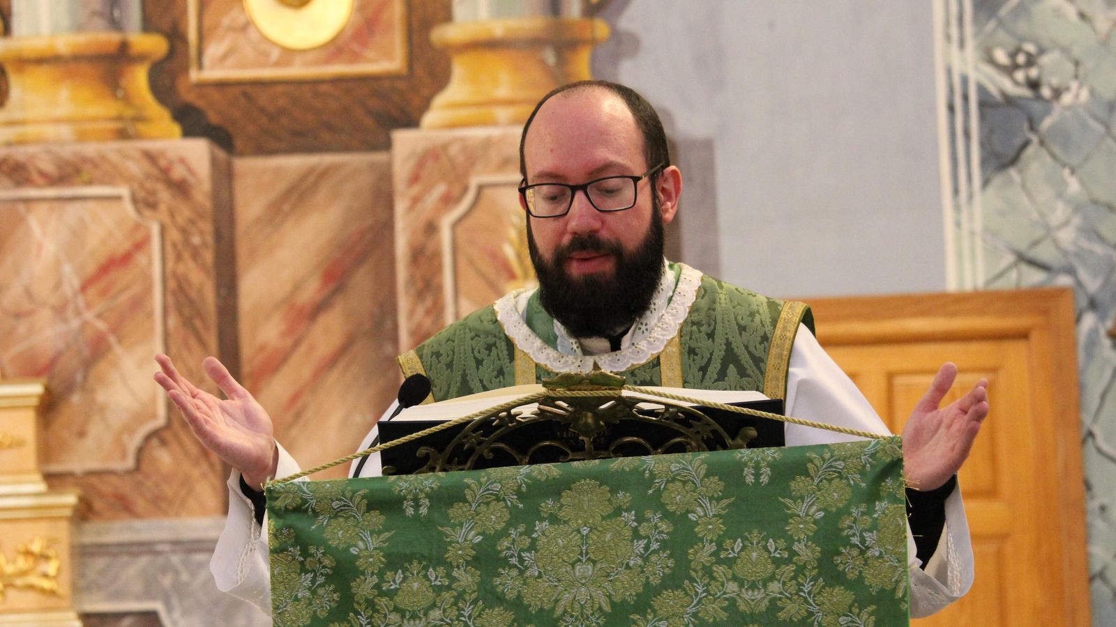 El padre Góngora en misa.