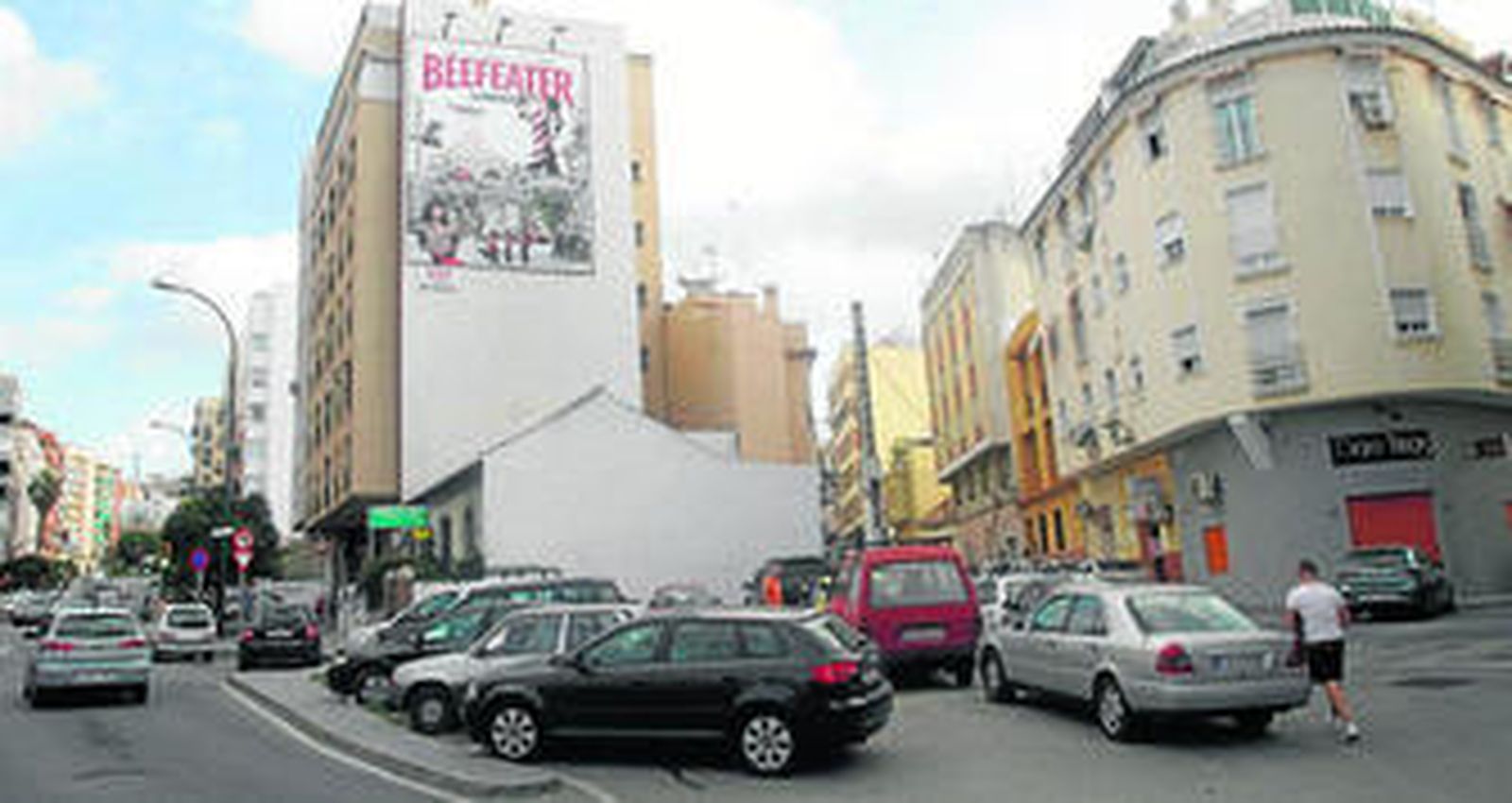 El solar que ocupaba la gasolinera, ayer, lleno de coches aparcados.