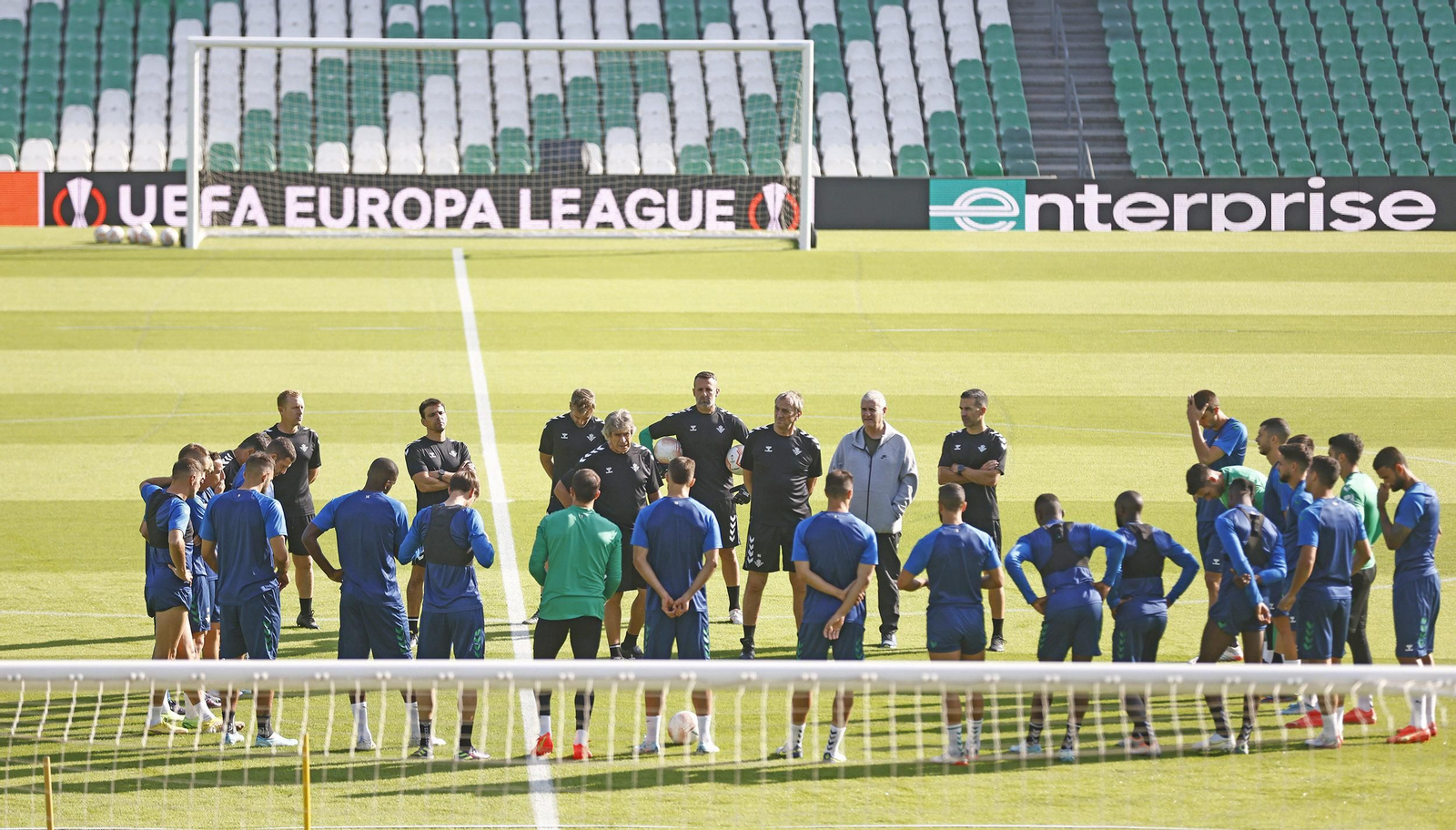 Manuel Pellegrini dialoga con sus futbolistas en la habitual charla previa a un entrenamiento en el estadio Benito Villamarín.