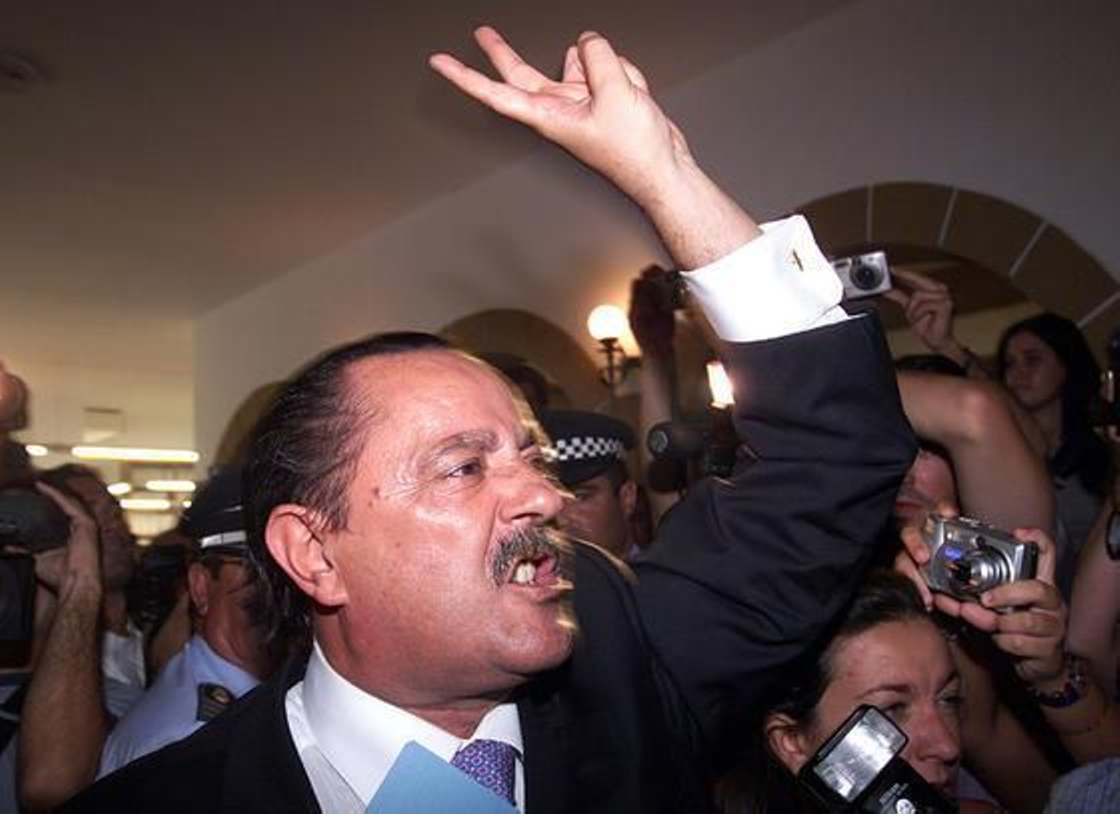 13-08-2003: Moción de censura  Crisis política en la Costa del Sol. Moción de censura que desbancó al que fuera alcalde de Marbella, Julián Muñoz. En la imagen, a la salida del Salón de Plenos.