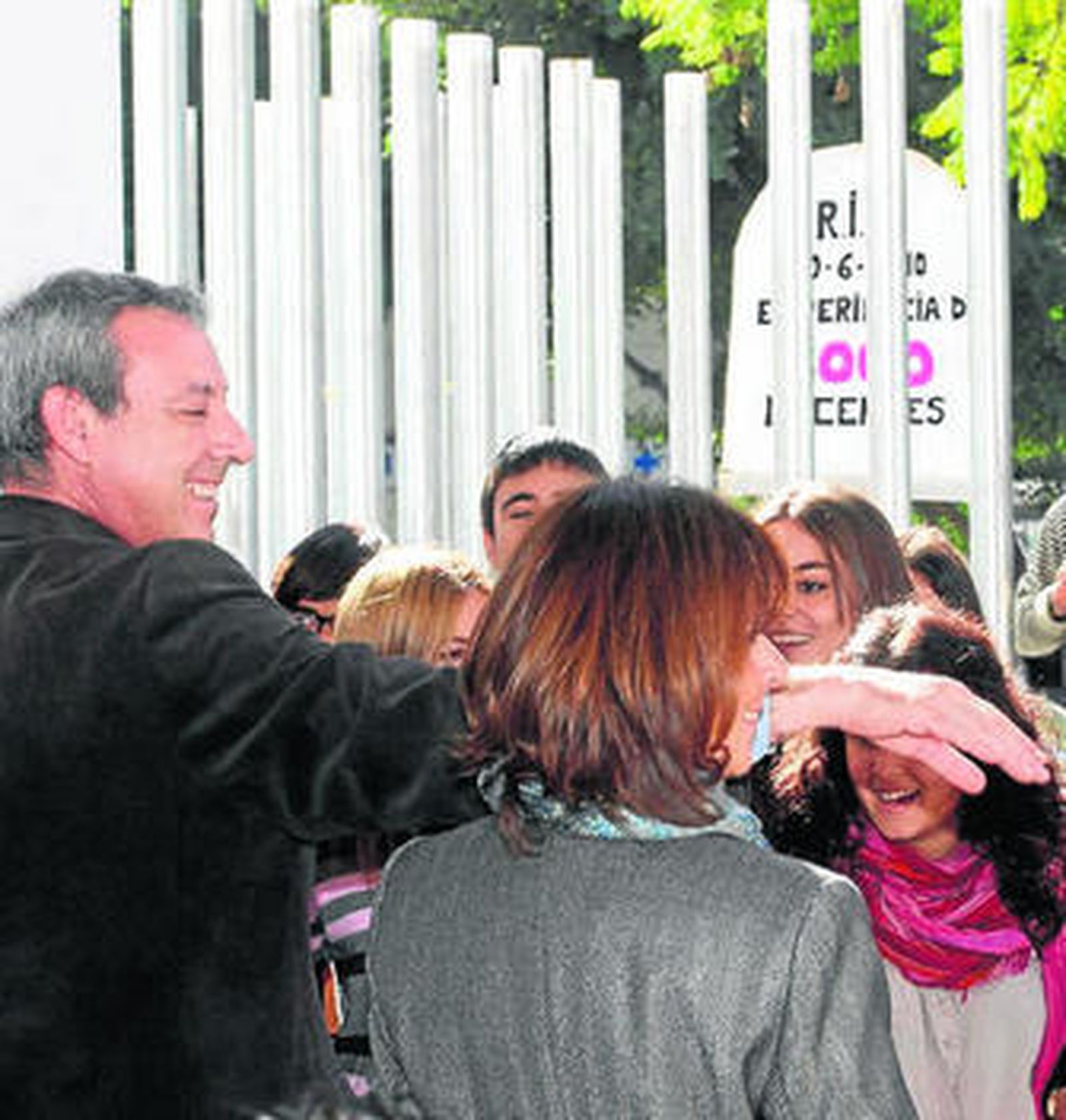 Álvarez de la Chica saluda ayer a varios escolares.