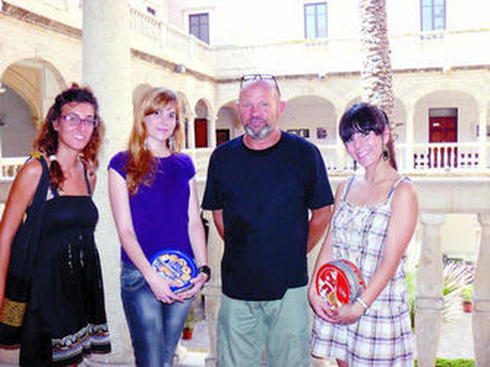 Ilan Wolff junto a tres alumnas en el taller de fotografía de la Escuela de Artes.