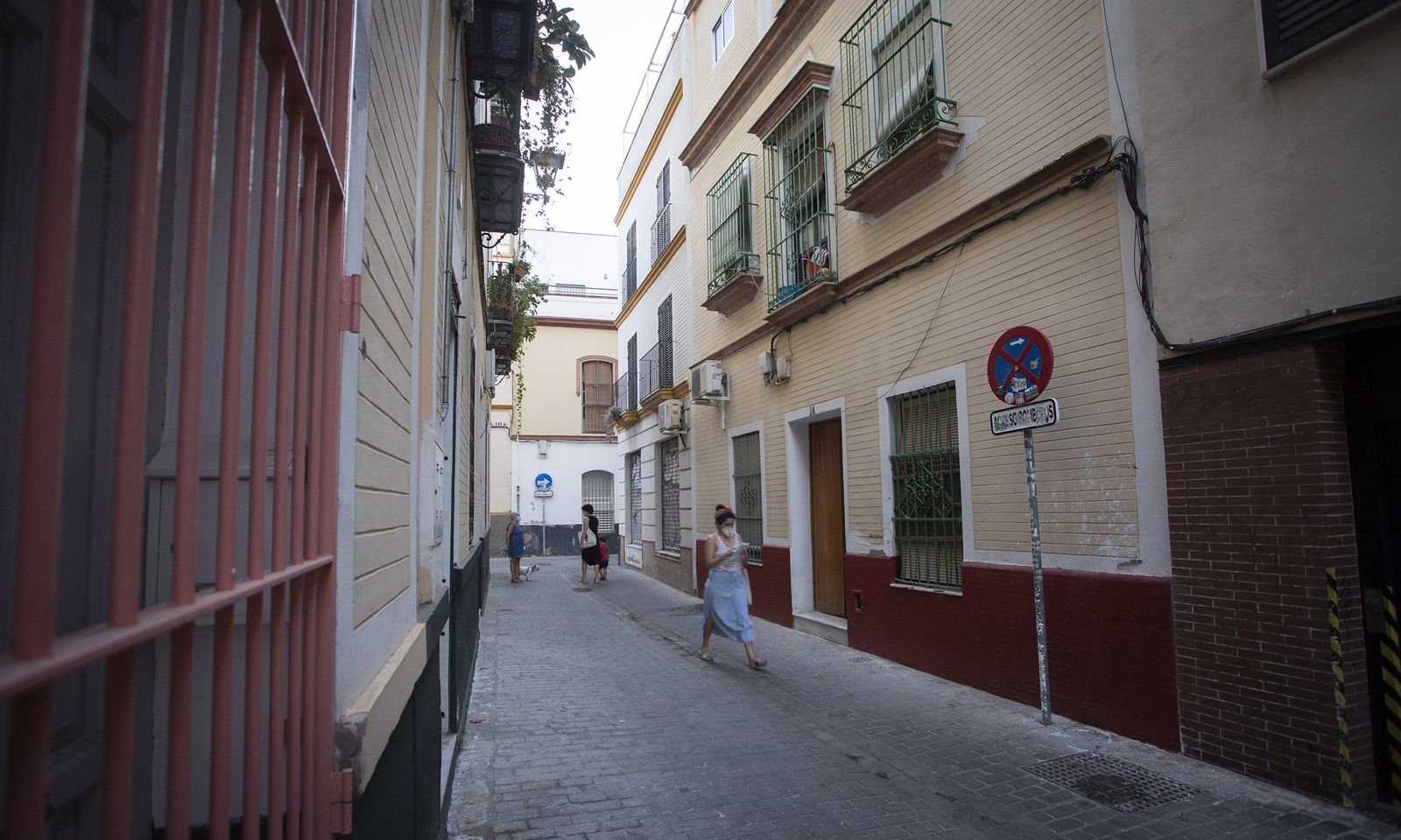 Paseos por Sevilla organiza un recorrido por calles desconocidas o recónditas que marcan la historia de la ciudad.