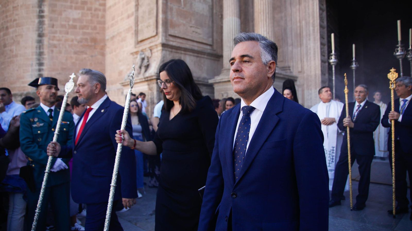Vea la salida de la Hermandad de Los Ángeles de la Catedral de Almería