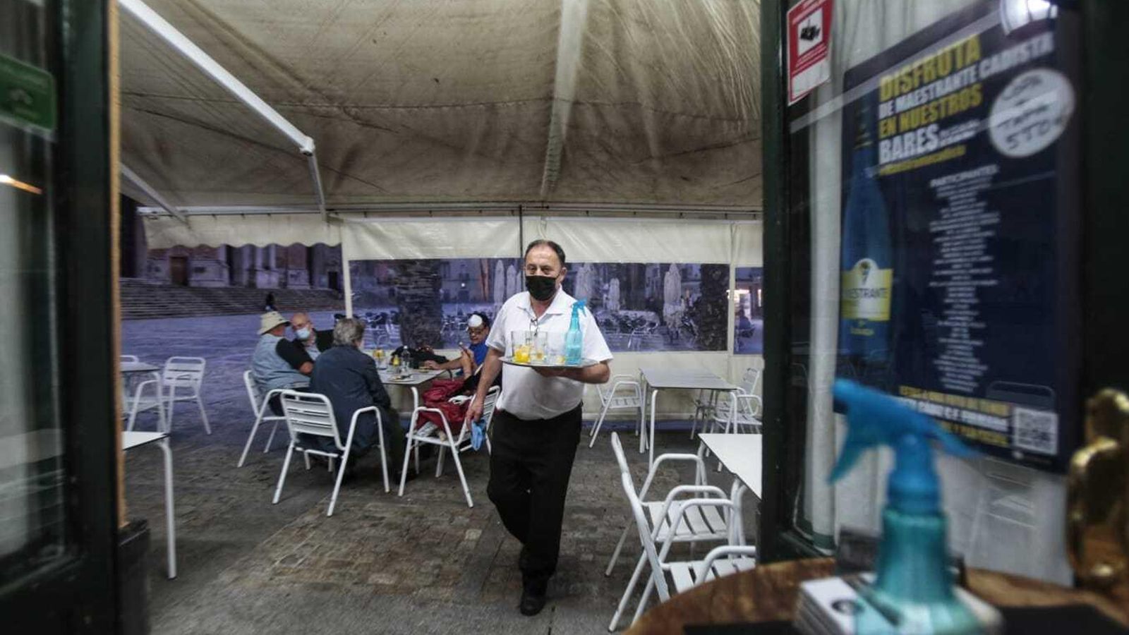 Un camarero del bar Terraza, situado junto a la Catedral de Cádiz