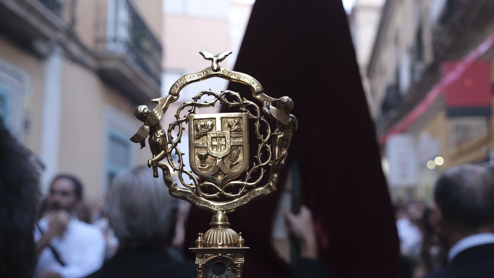 Imágenes de La Magna por las calles de Almería