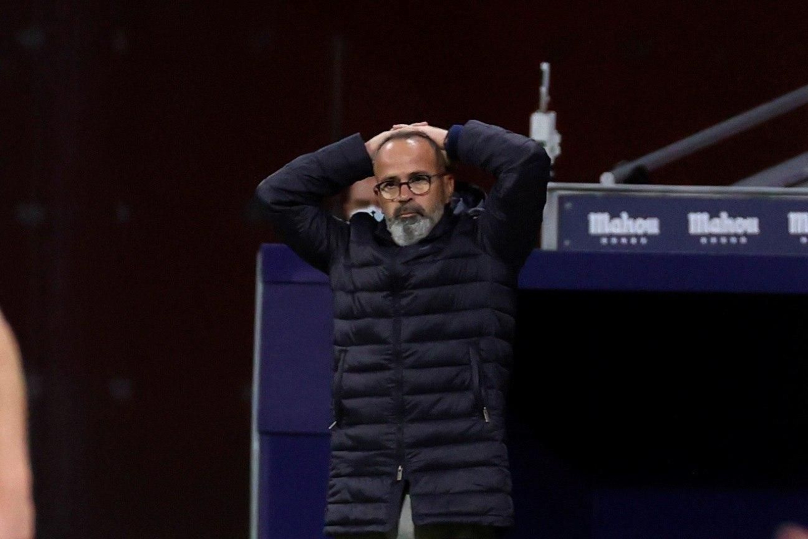Álvaro Cervera se lleva las manos a la cabeza este sábado en el Wanda Metropolitano.
