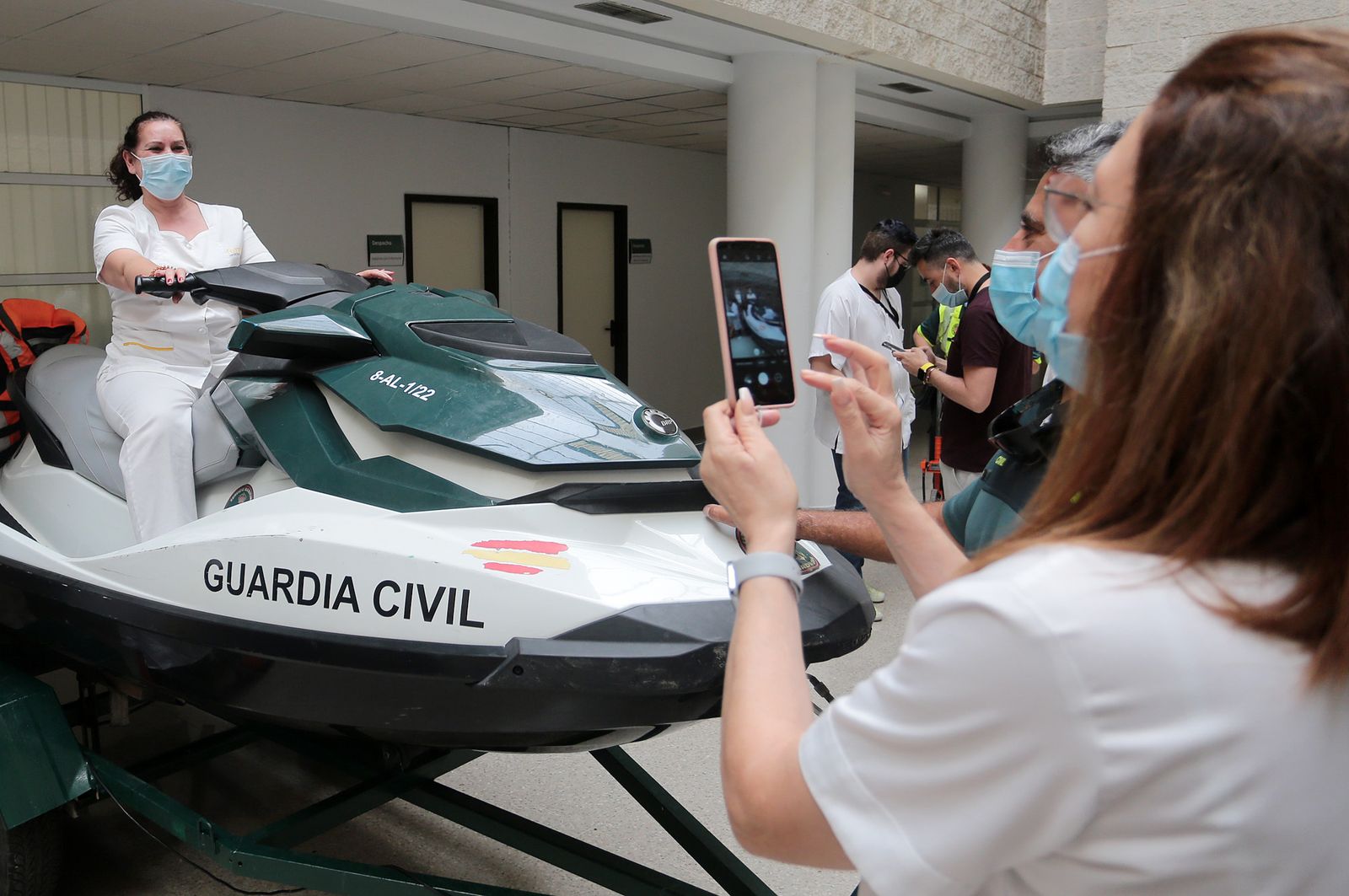 Imágenes de la exhibición de la Guardia Civil en el Hospital Juan Ramón Jiménez con motivo del 35 aniversario de la incorporación de la mujer